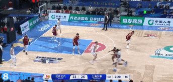 平地起驚雷！閆鵬飛接球順下 力壓周琦單臂暴扣
